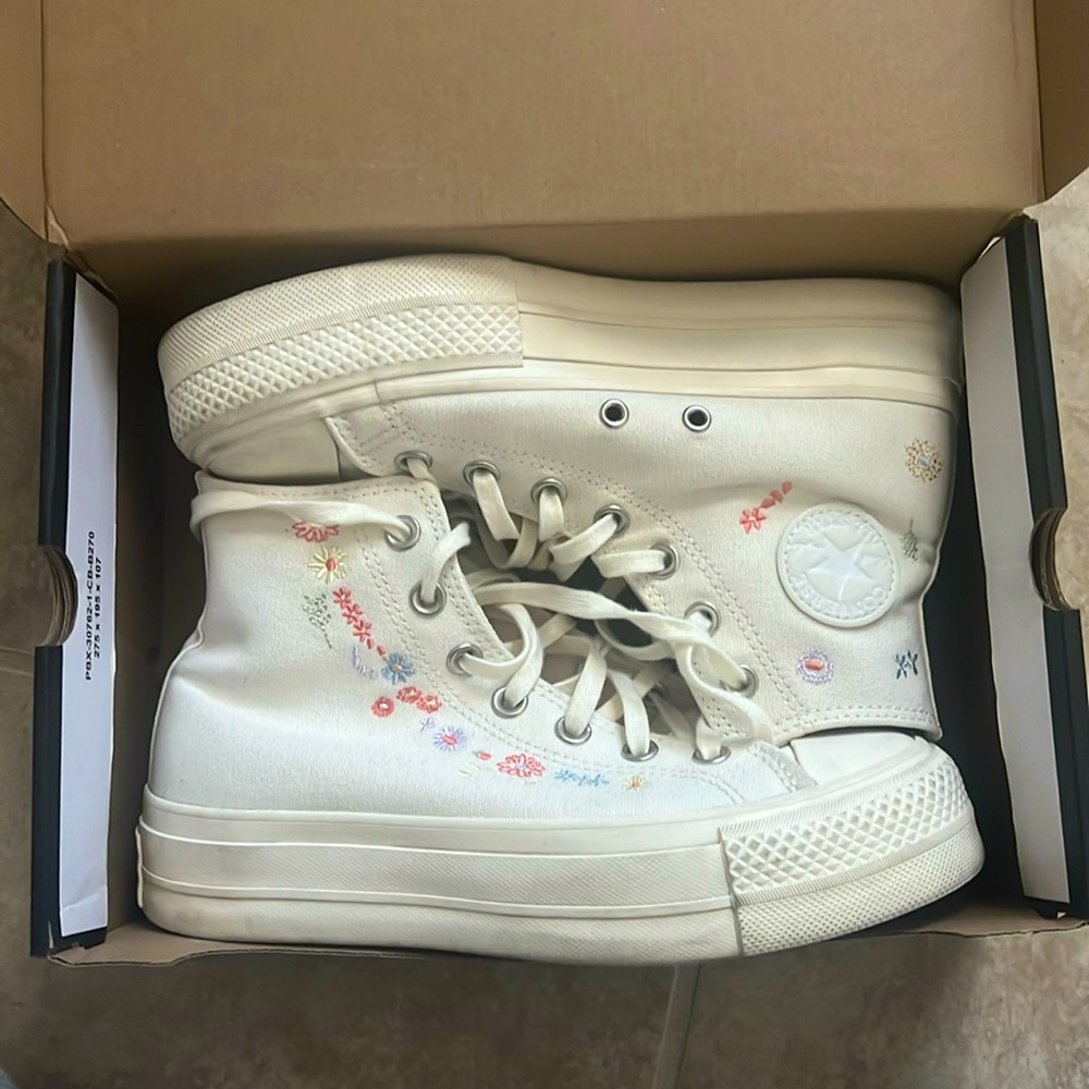 CHUCK TAYLOR ALL STAR LIFT PLATFORM SNEAKERS “Embroidered floral - EGRET”